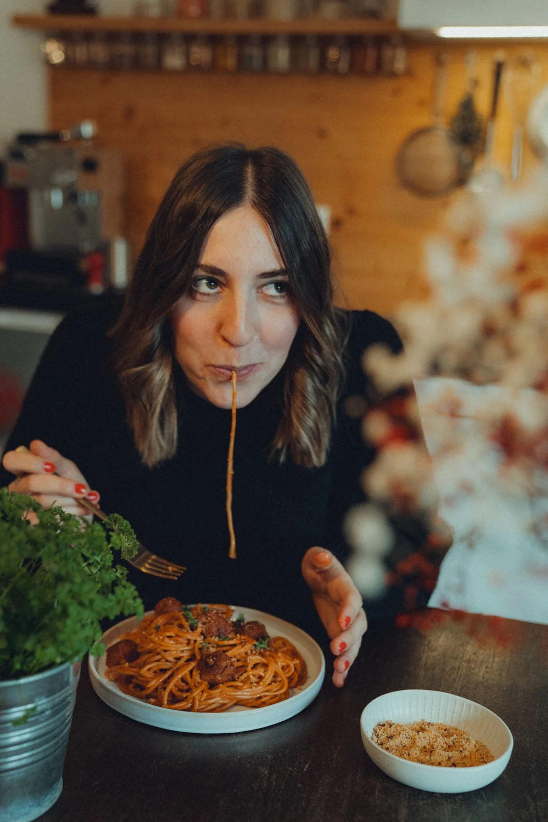 Sarah Pechinger zieht eine Spaghetti hoch — ZIG Food