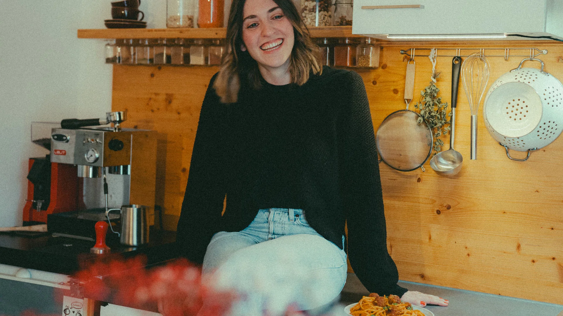 Sarah Pechinger auf der Küchentheke mit Espressomaschine