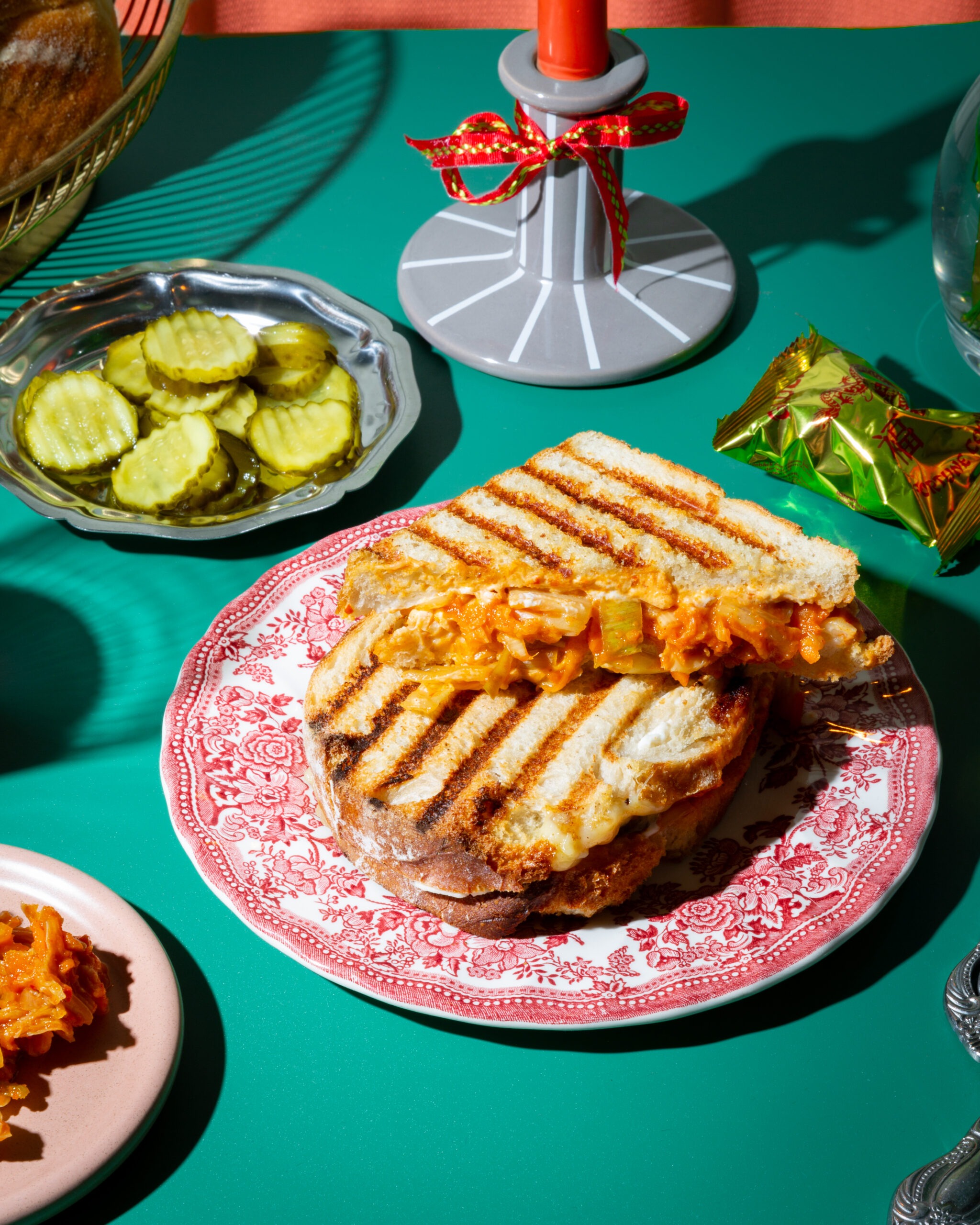 Grilled Kimcheese Sandwich — Detail mit verlaufendem Käse