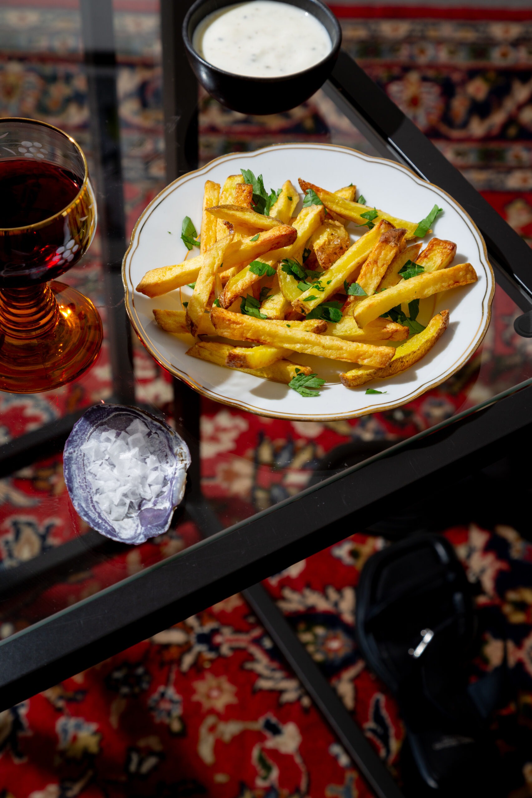 Party Pommes mit Petersilie und Salzflakes, dazu Joghurt-Mayo-Dip
