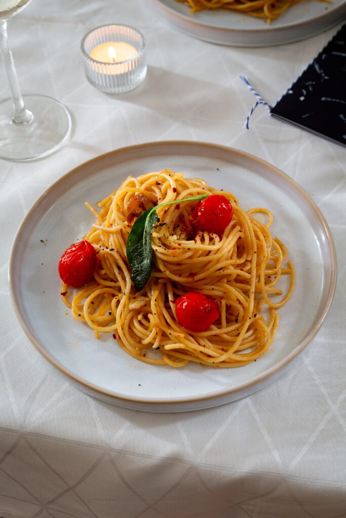 Spaghetti aglio e olio mit karamellisierten Kirschtomaten und Salbei