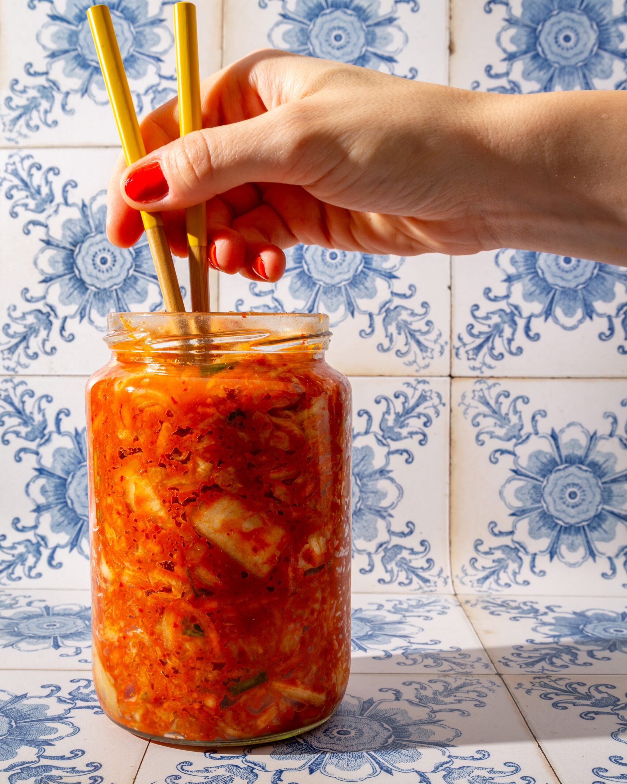 Selbstgemachtes veganes Kimchi vor Retro-Fliesen