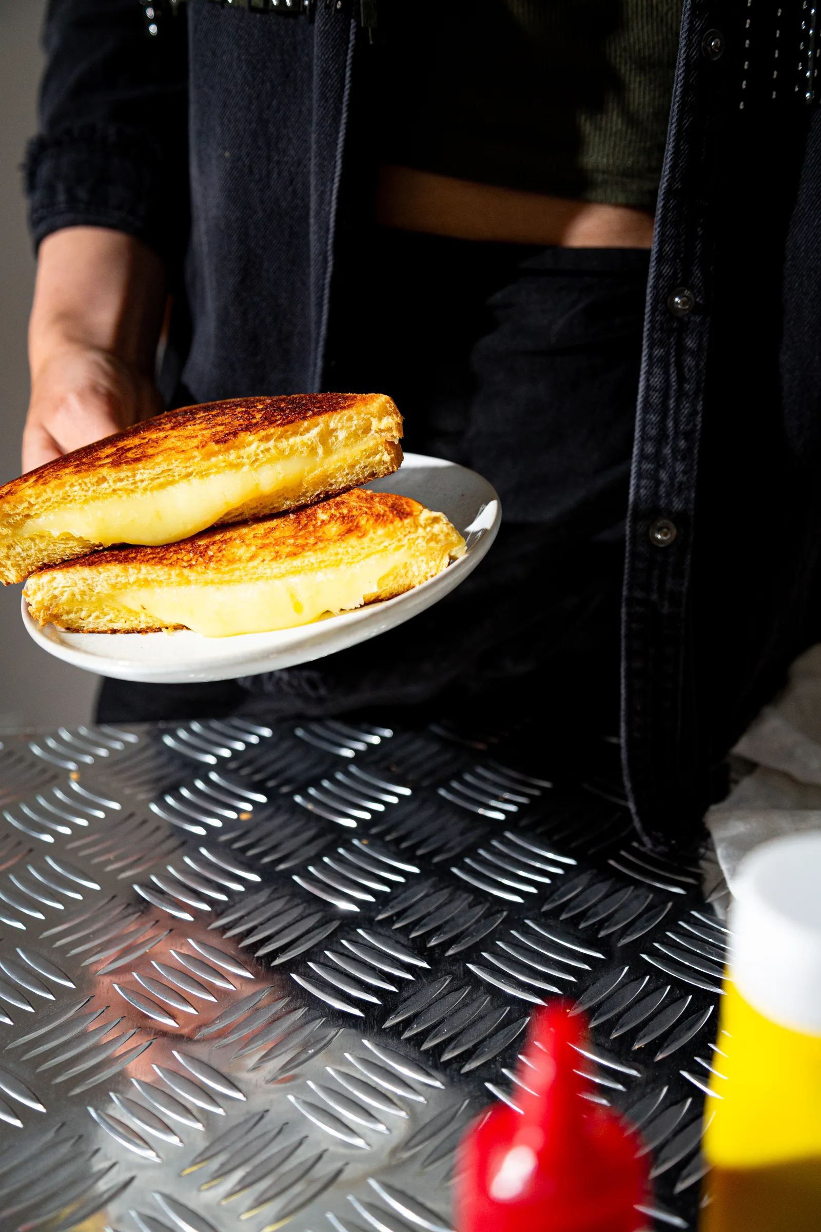 Goldbraun gegrilltes Cheese Sandwich auf Riffelblech