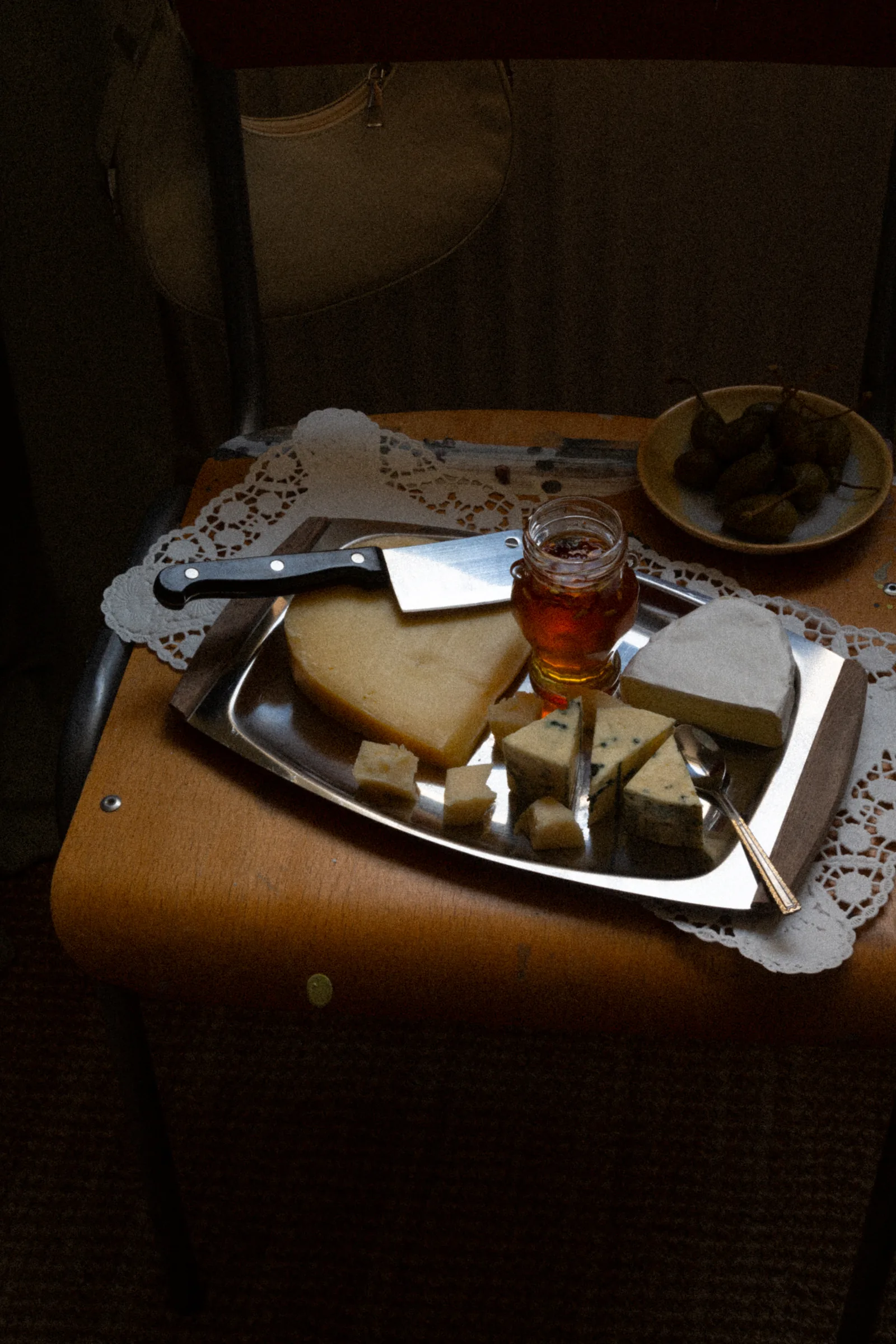 Käseplatte mit Hot Honey – moody Stillleben mit Käse und Honig