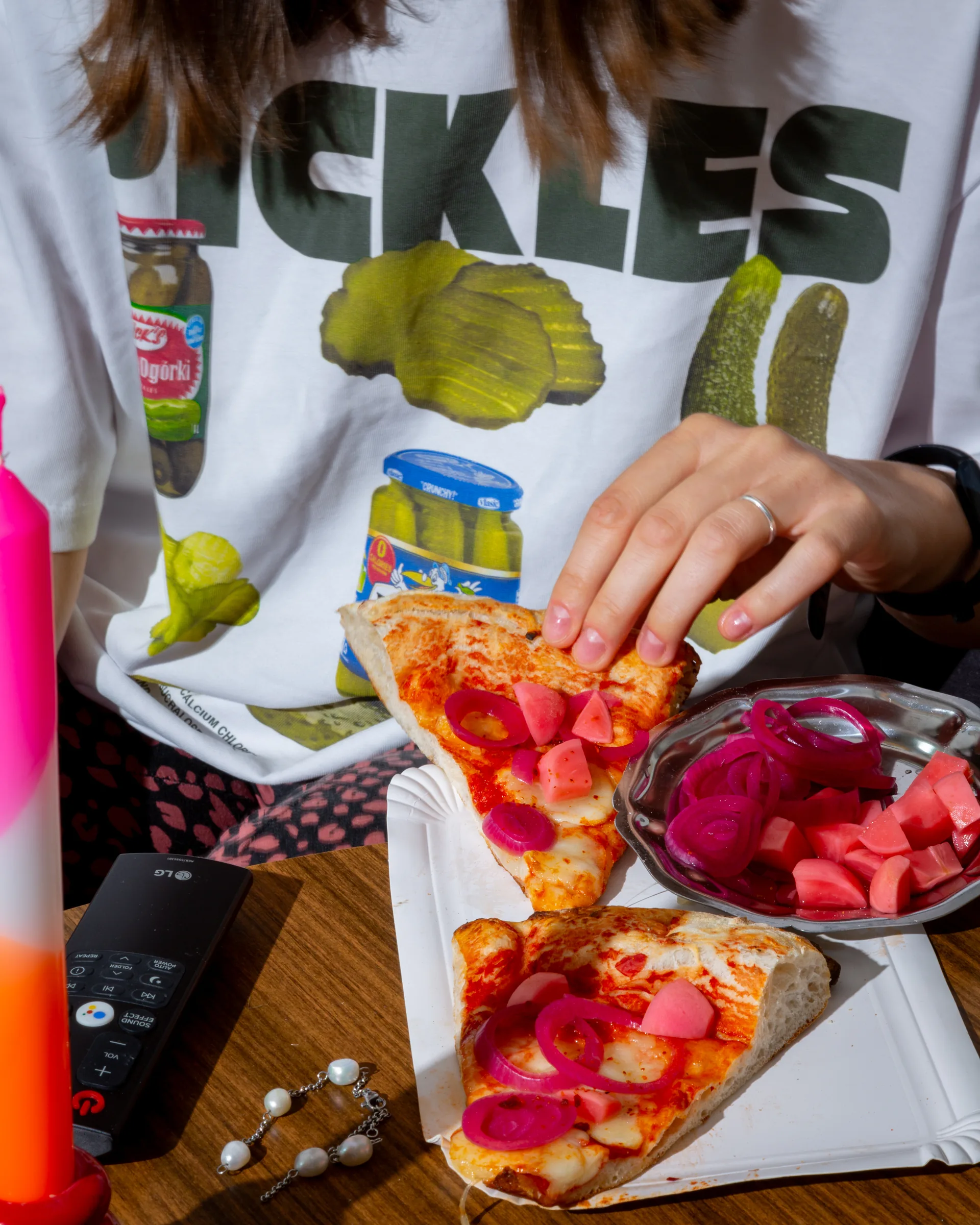 Pickle Pizza – Frau im Pickles-Shirt mit Pizza-Slice