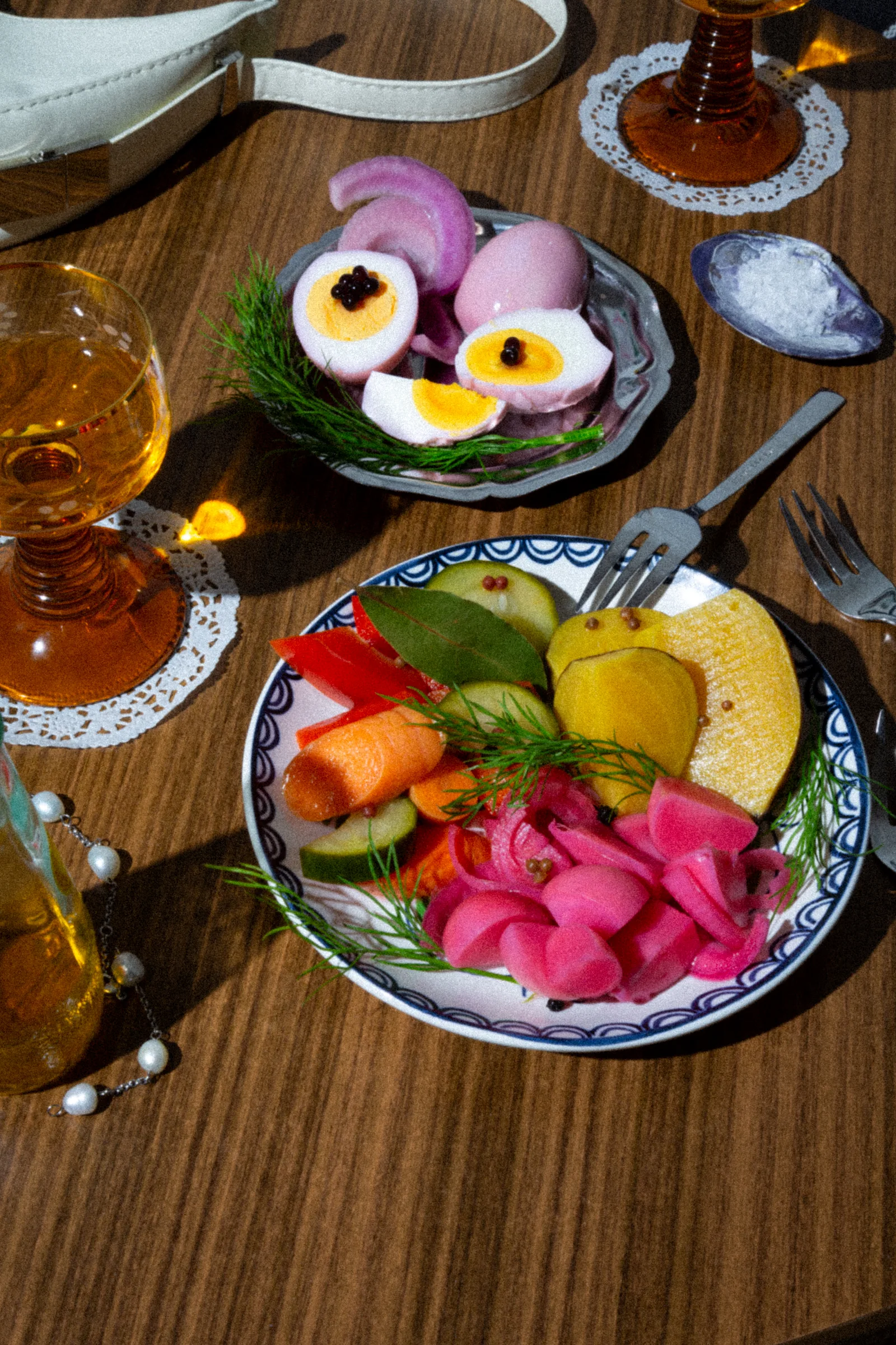 Beispiel Food Styling — Pickles-Stillleben mit gestylten Beilagen, Doilies und Holztisch