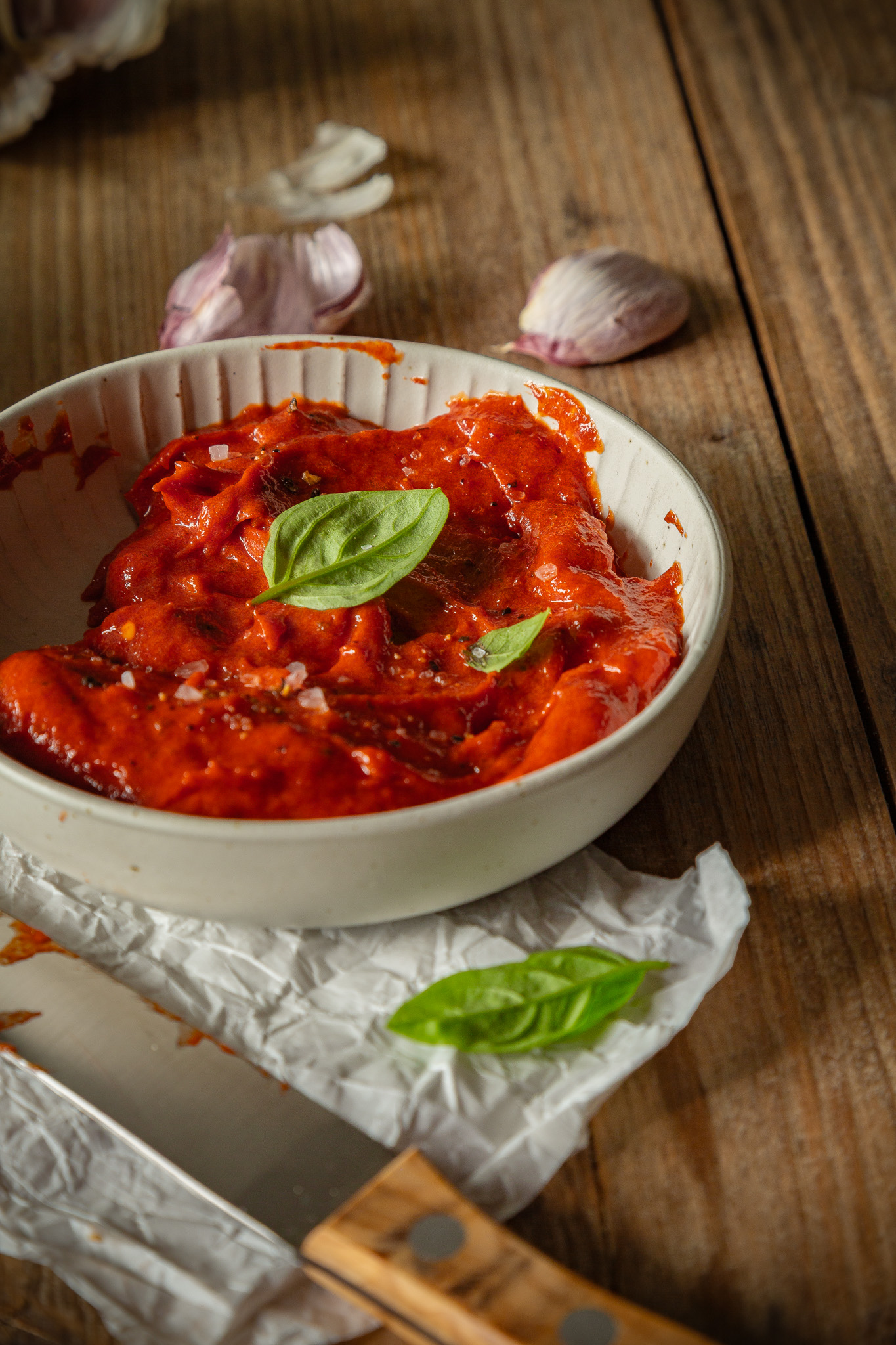 Kräftig rote Tomatenbutter mit Knoblauch und Basilikum.