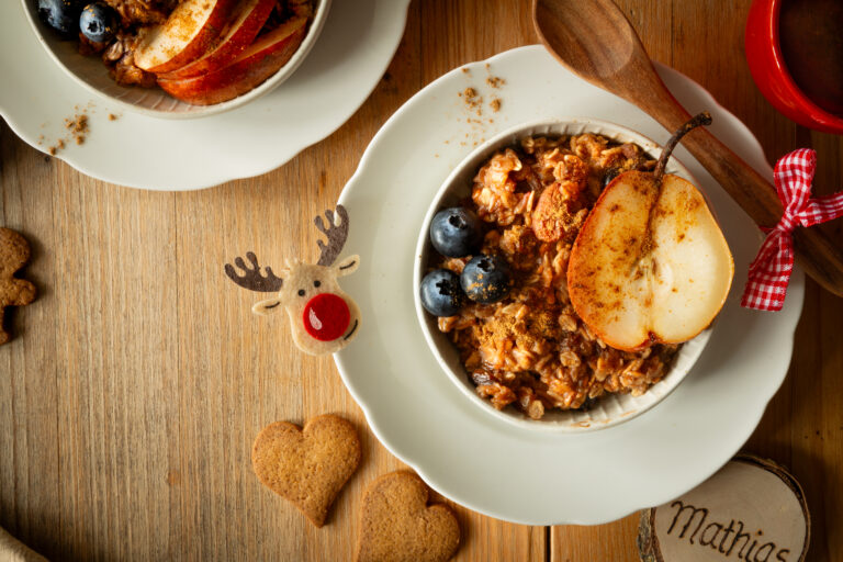 Weihnachtlich arrangiertes Oat Meal mit Birne, Beeren und Spekulatius Keksen.