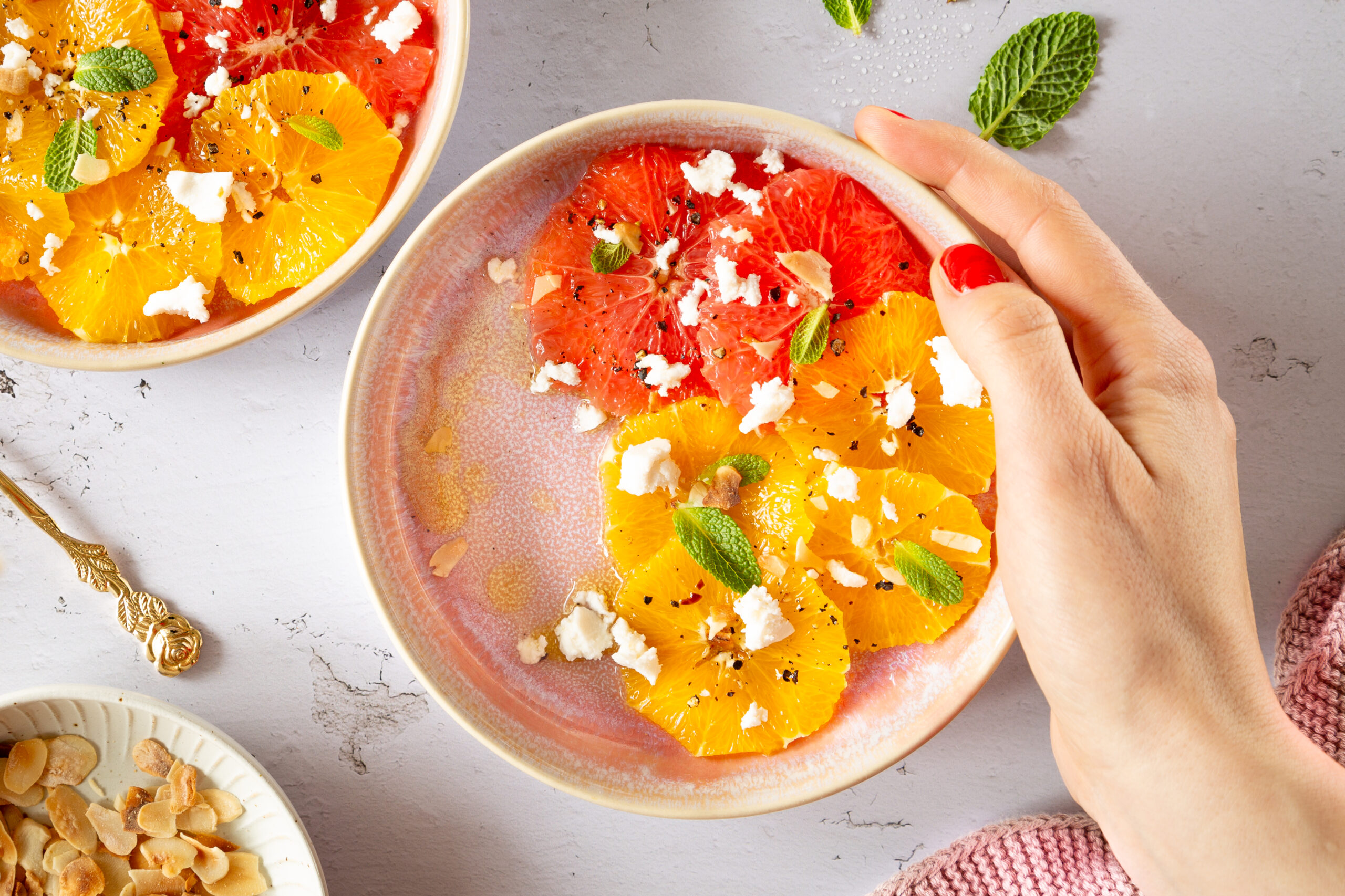 Filetierte Orangen und Grapefruit, serviert mit Feta, Minze und gerösteten Mandeln.