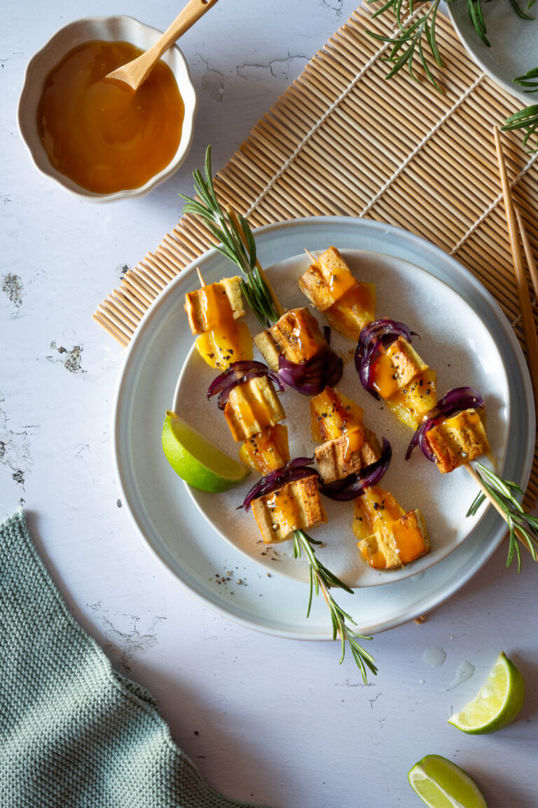 Süß-Sauer Spieße mit Ananas, Tofu und Zwiebeln