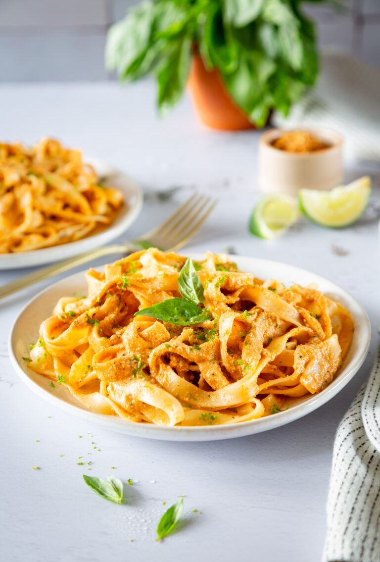 Pasta mit hellroter Tomatensauce, Basilikum und Limette