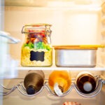 Geöffneter Kühlschrank, in dem Ramen Noodles To Go, als Meal Prep vorbereitet stehen.