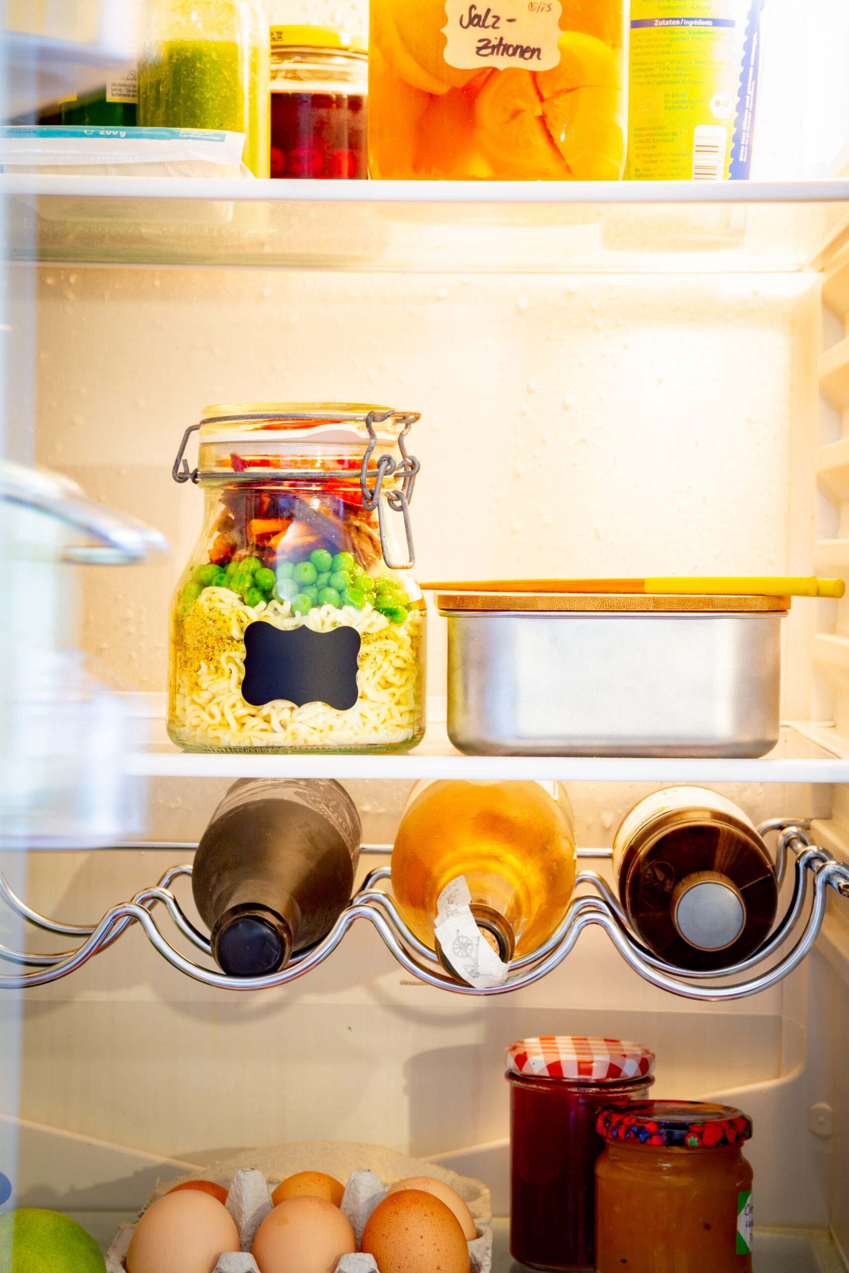 Geöffneter Kühlschrank, in dem Ramen Noodles To Go, als Meal Prep vorbereitet stehen.