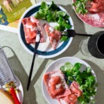 Rote Bete Ravioli mit Gorgonzola Schaum und Feldsalat, fotografiert im Italienischen Flair.