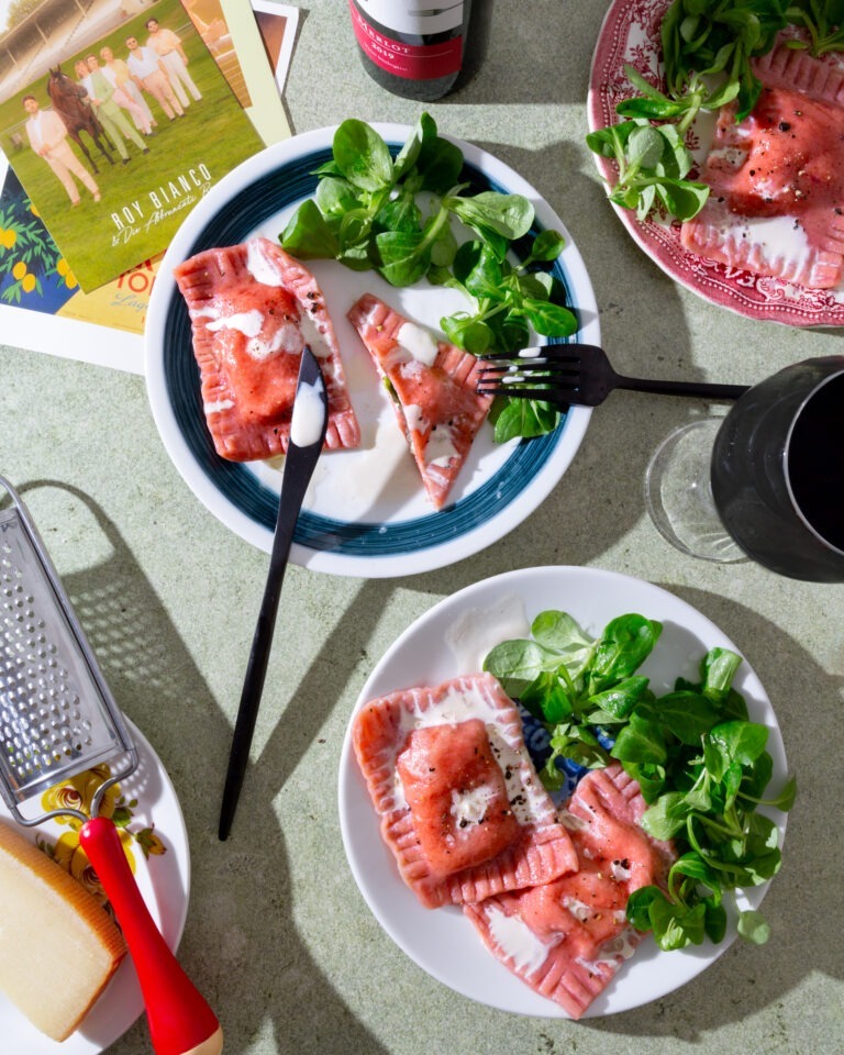 Rote Bete Ravioli mit Gorgonzola Schaum und Feldsalat, fotografiert im Italienischen Flair.