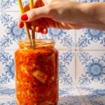Vegan Kimchi vor Retro Fliesen fotografiert