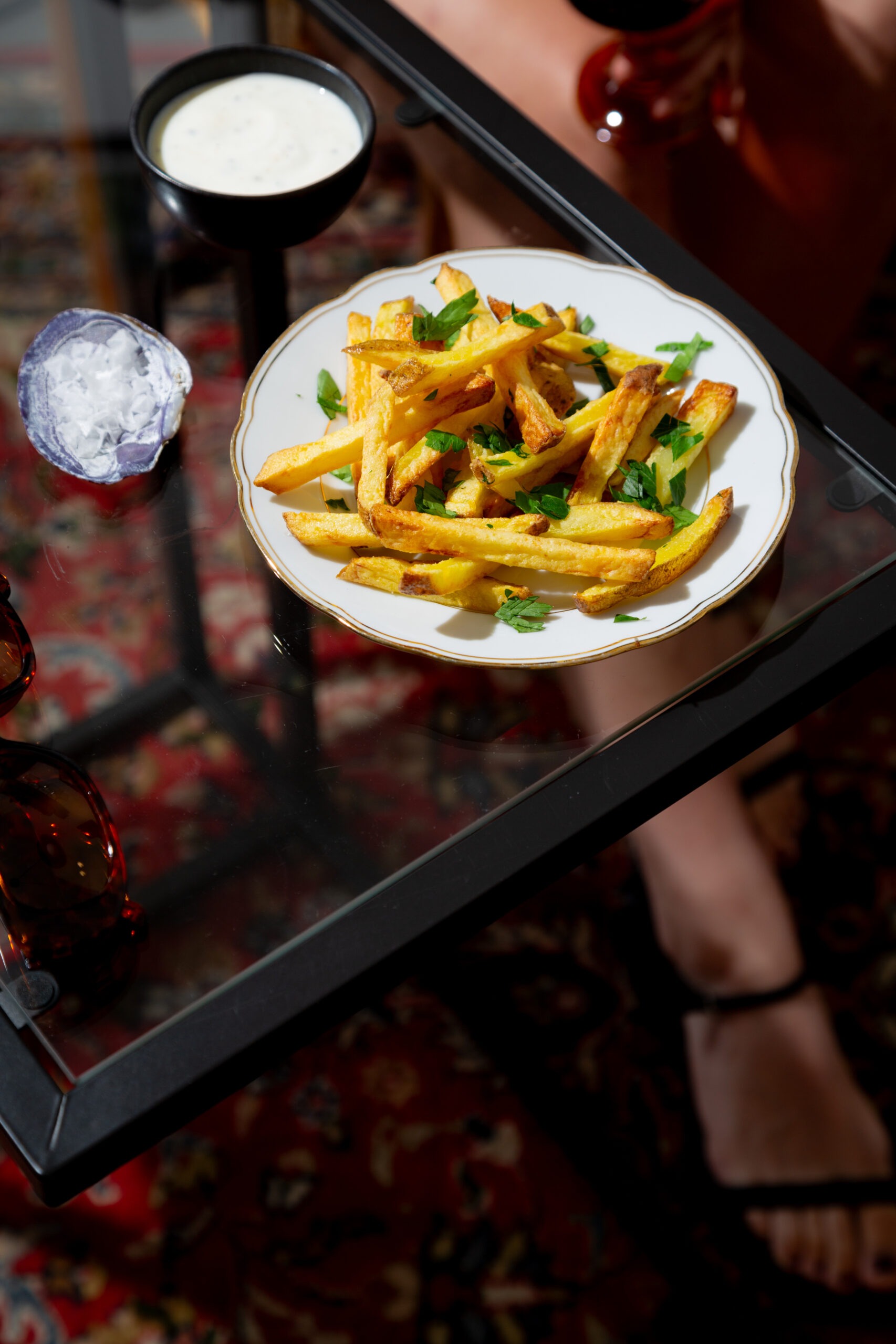 Goldgelbe Pommes mit Petersilie und Dip