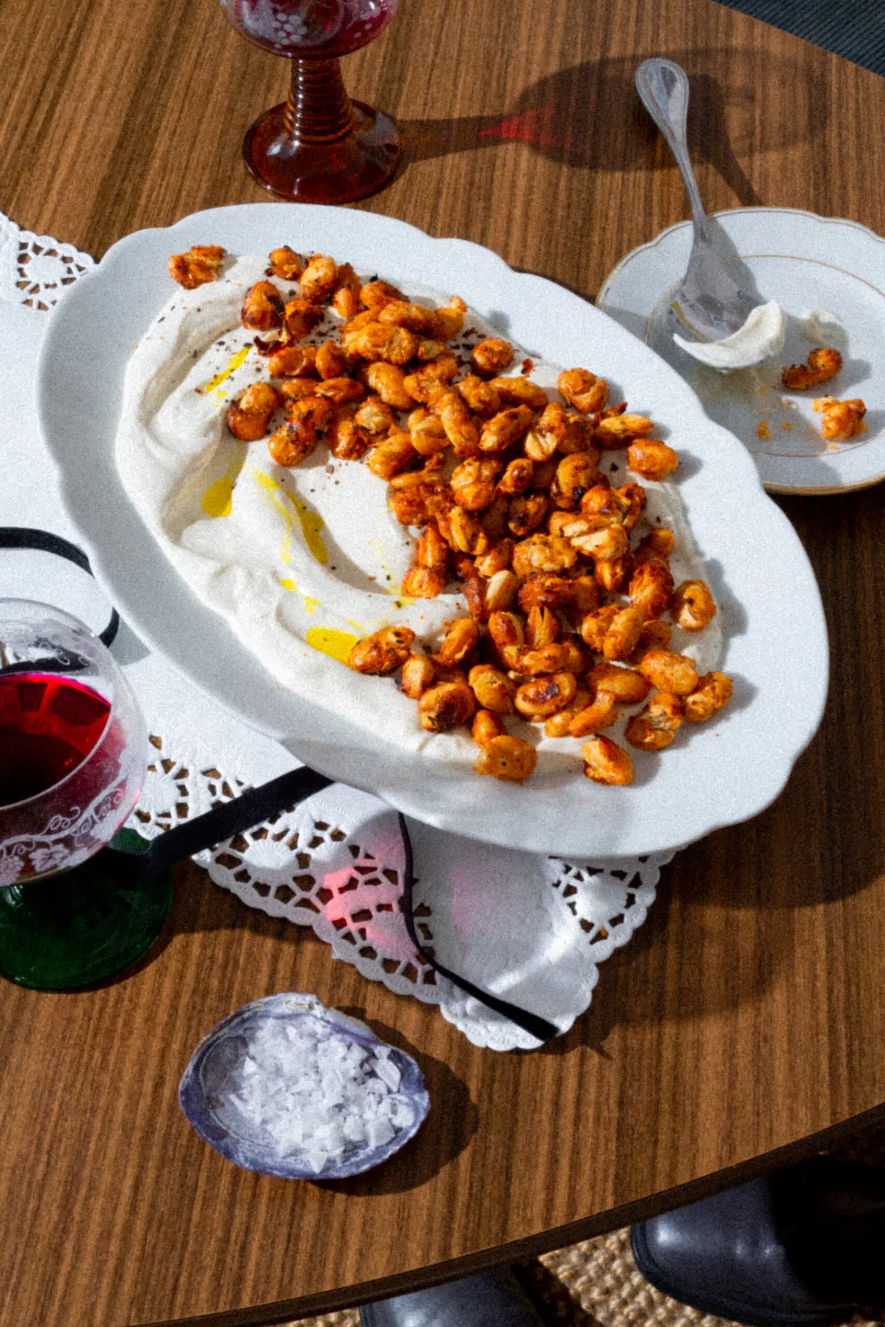 Crispy Bohnen auf Tahini Joghurt